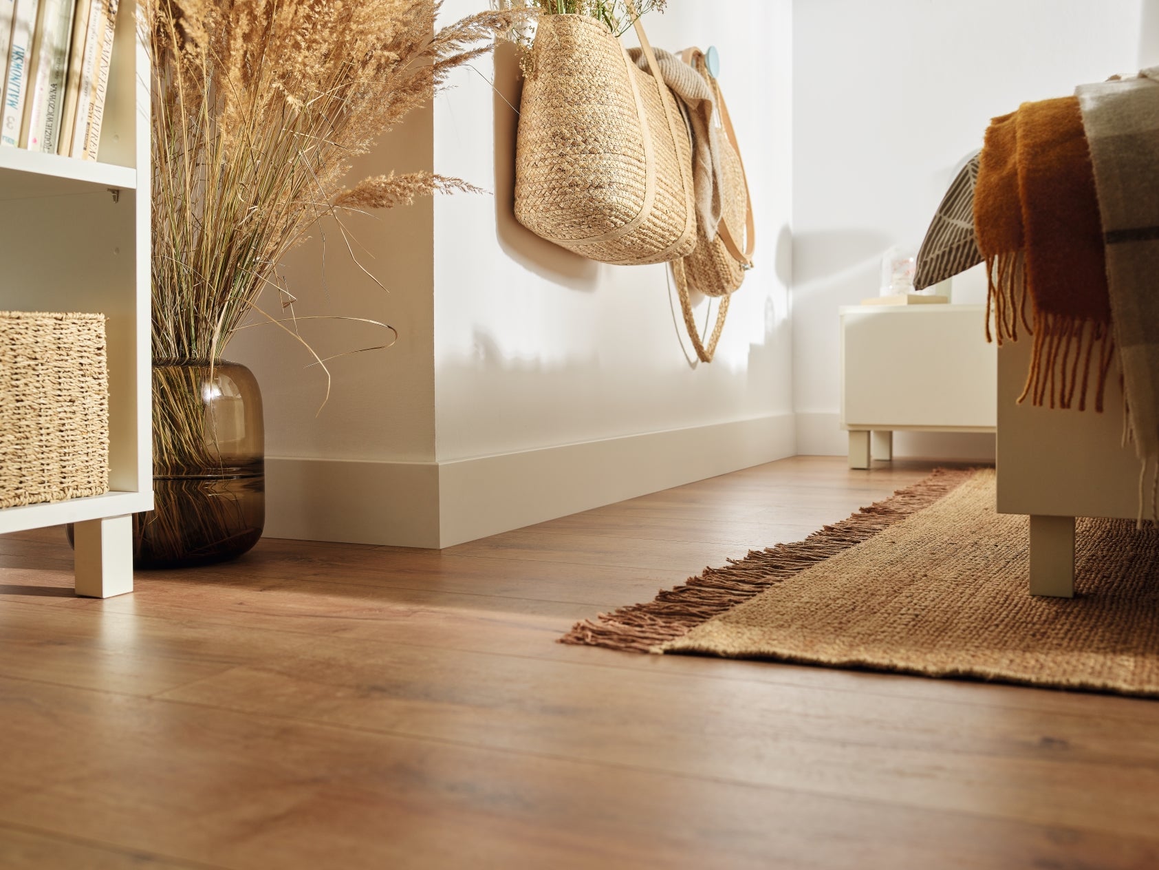 A lifestyle image of the Vox Espumo skirting board ESP201 in colour white.