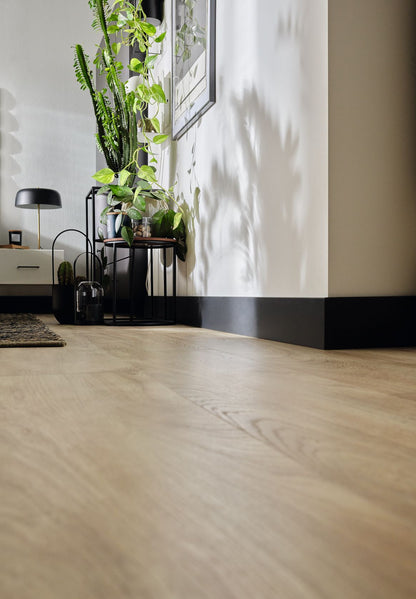 A lifestyle image of the Vox Espumo skirting board ESP406 in colour black.